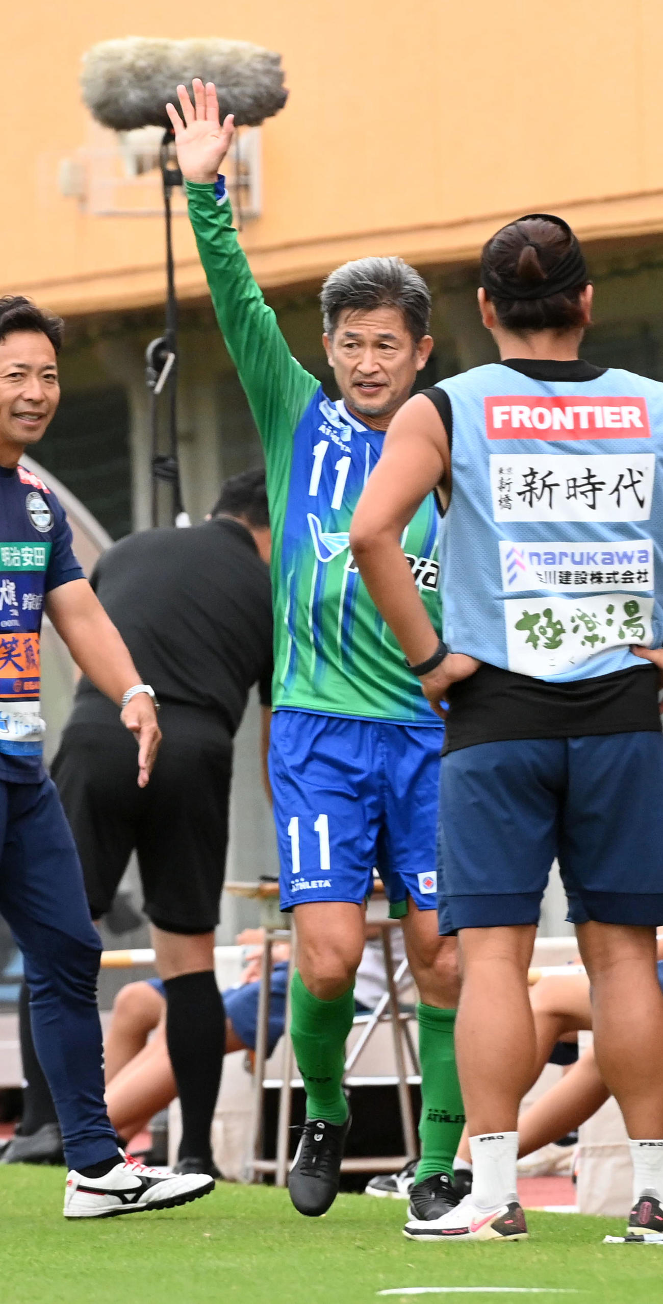 鈴鹿対ソニー仙台　後半、交代した鈴鹿三浦はサポーターの声援に応える（撮影・前岡正明）