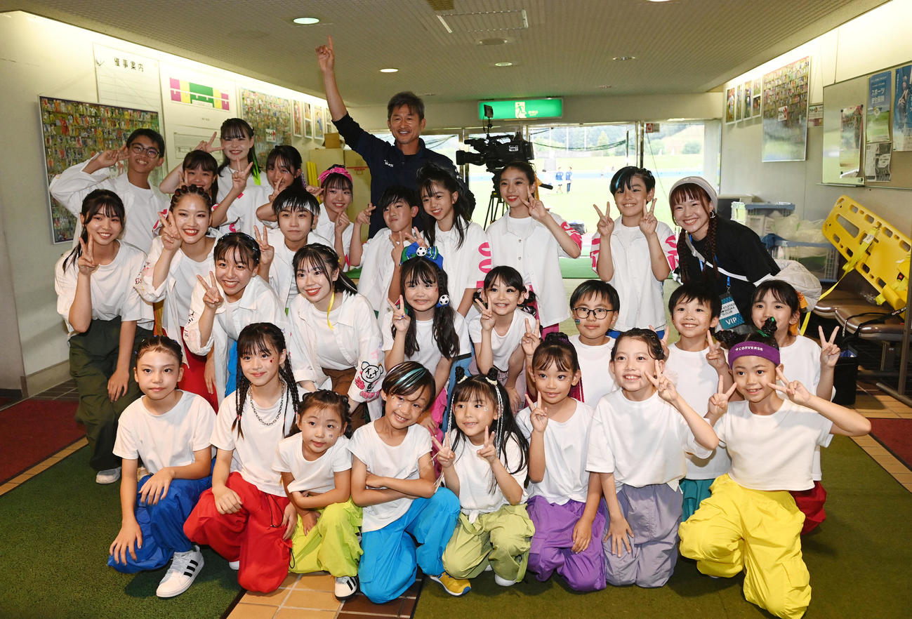 鈴鹿対ソニー仙台　試合後、テアトルアカデミー名古屋のダンスチームと記念撮影を行う鈴鹿三浦（撮影・前岡正明）
