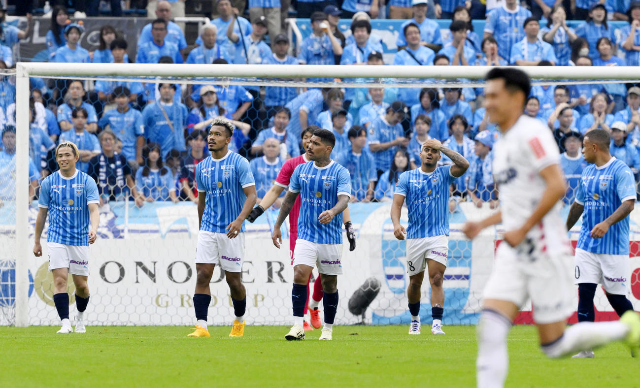 横浜FC―岡山　後半、岡山に4点目のゴールを決められ、ぼうぜんとする横浜FCイレブン＝ニッパツ（共同）