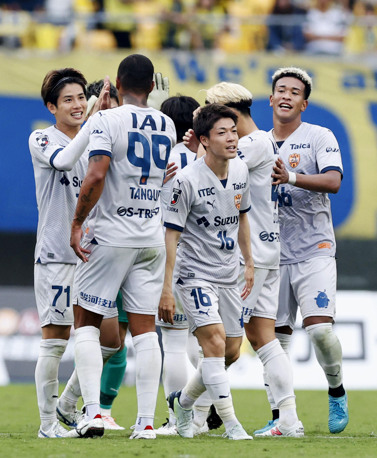 栃木に競り勝ち3季ぶりのJ1復帰を決め、喜ぶ住吉（右端）ら清水イレブン＝カンセキ（共同）