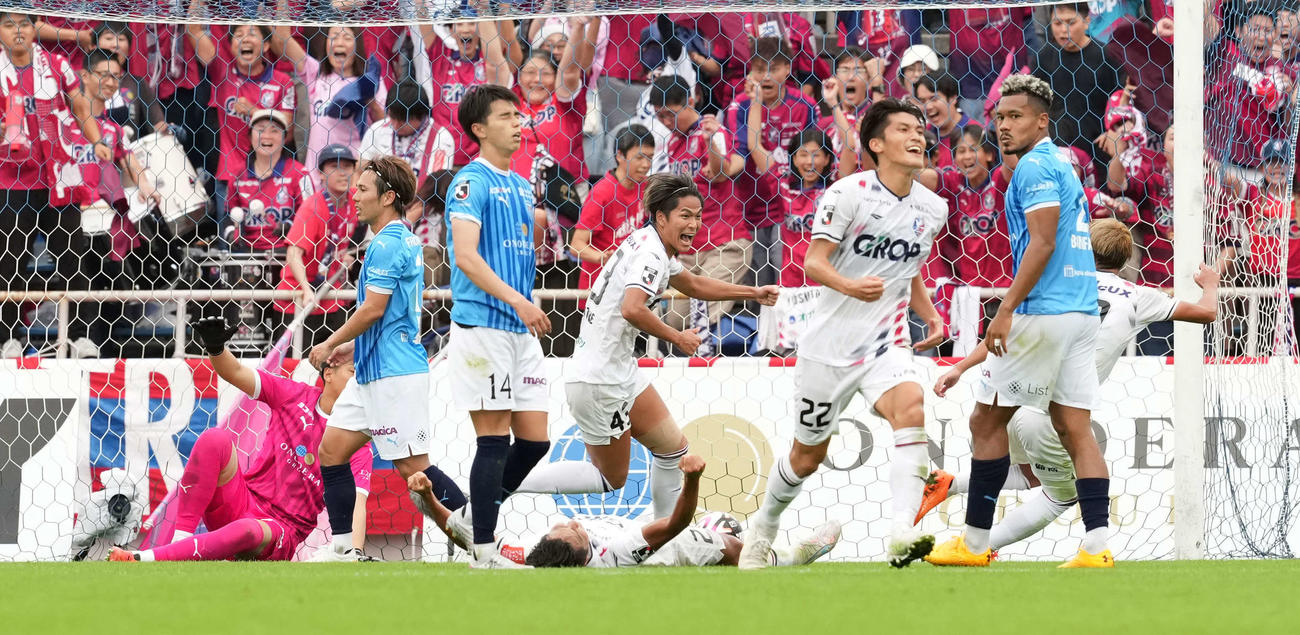 横浜FC対岡山　前半、ゴールを決め喜ぶ岡山鈴木（中央）（撮影・たえ見朱実）