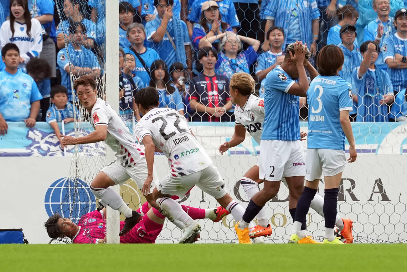 横浜FC対岡山　後半、ゴールを決めた岡山田上（左端）（撮影・たえ見朱実）