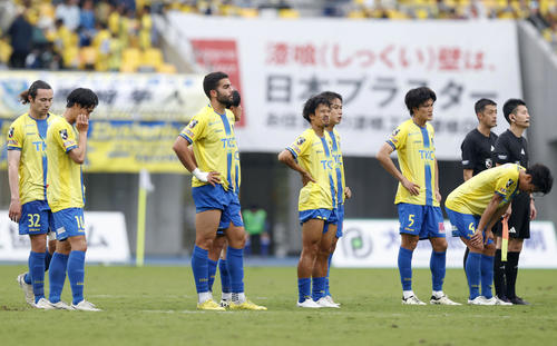 清水に敗れ肩を落とす栃木イレブン。J3降格が決まった=カンセキ(共同)