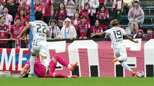 横浜FC対岡山 前半、先制ゴールを決める岡山岩渕(右)(撮影・たえ見朱実)