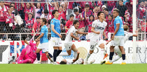 横浜FC対岡山 前半、ゴールを決め喜ぶ岡山鈴木(中央)(撮影・たえ見朱実)