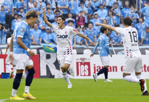 横浜FC―岡山 後半、チーム3点目のゴールを決め、駆け出す岡山・一美(左から2人目)