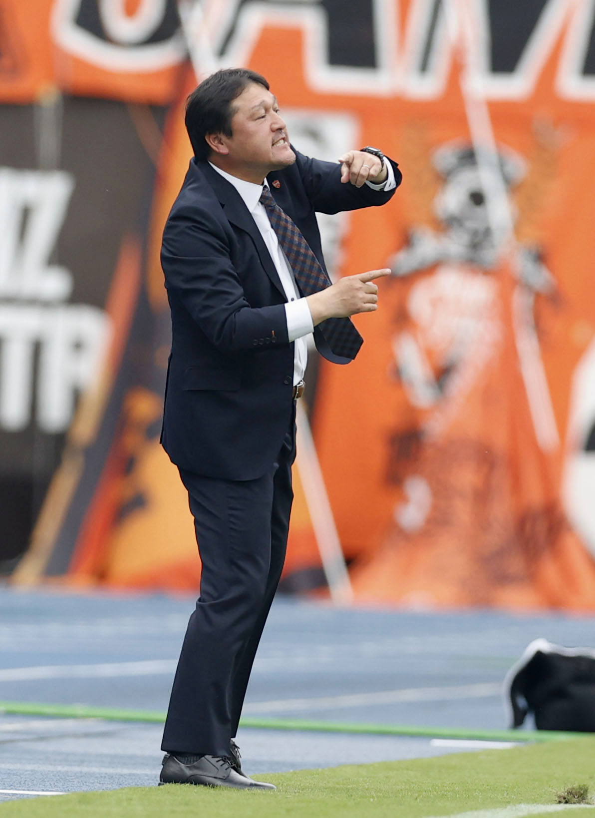 栃木―清水　前半、指示を出す清水・秋葉監督（共同）