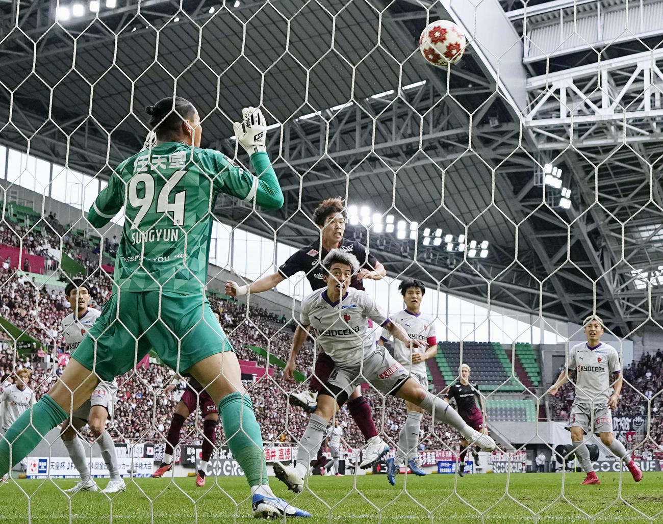 神戸―京都　前半、ヘディングで先制ゴールを決める神戸・宮代（中央奥）(共同)