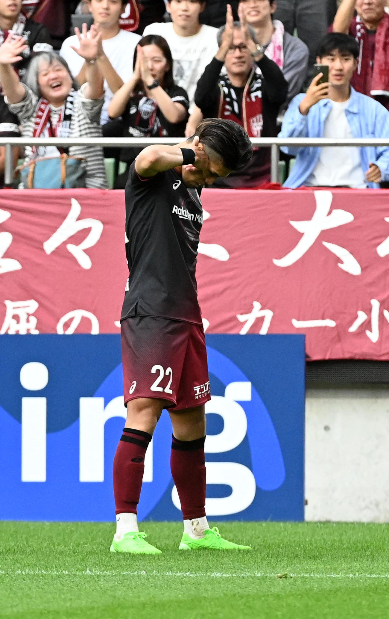 神戸対京都　後半、神戸佐々木大樹は自ら蹴ったPKのこぼれ球を押し込んでゴールを決める（撮影・前岡正明）