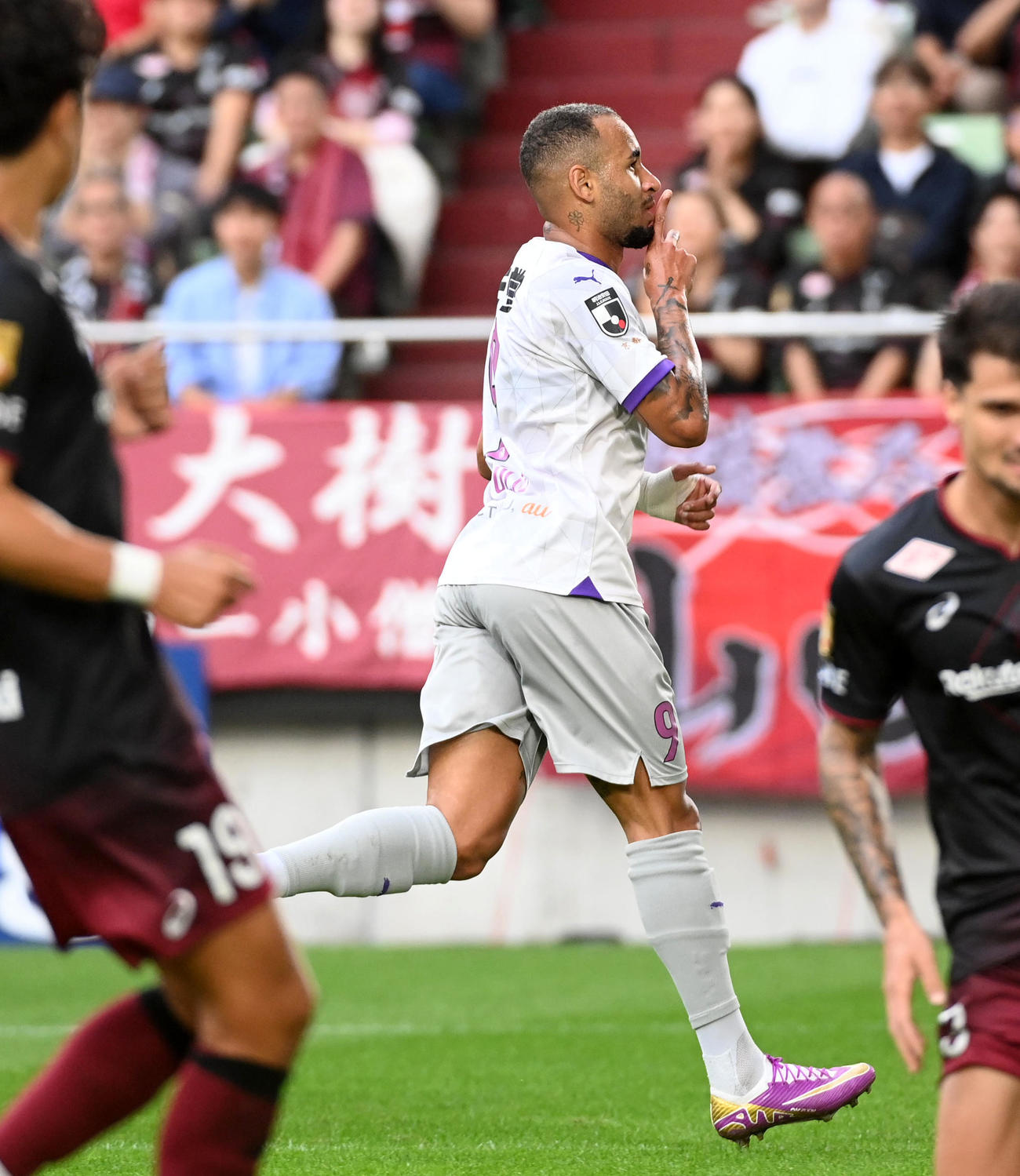 神戸対京都　前半、京都マルコ・トゥーリオが同点ゴールを決める（撮影・前岡正明）