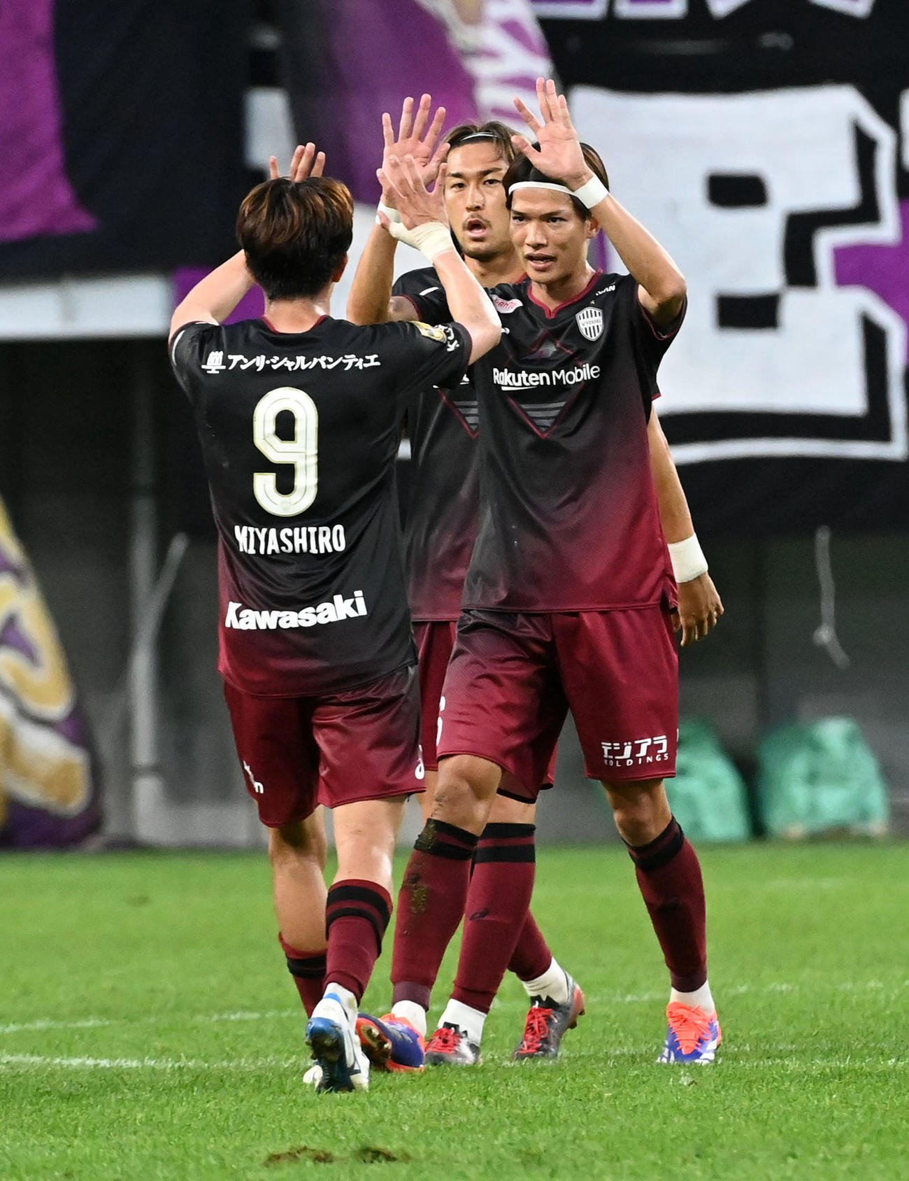 神戸対京都　京都に勝利、喜ぶ神戸イレブン（撮影・前岡正明）