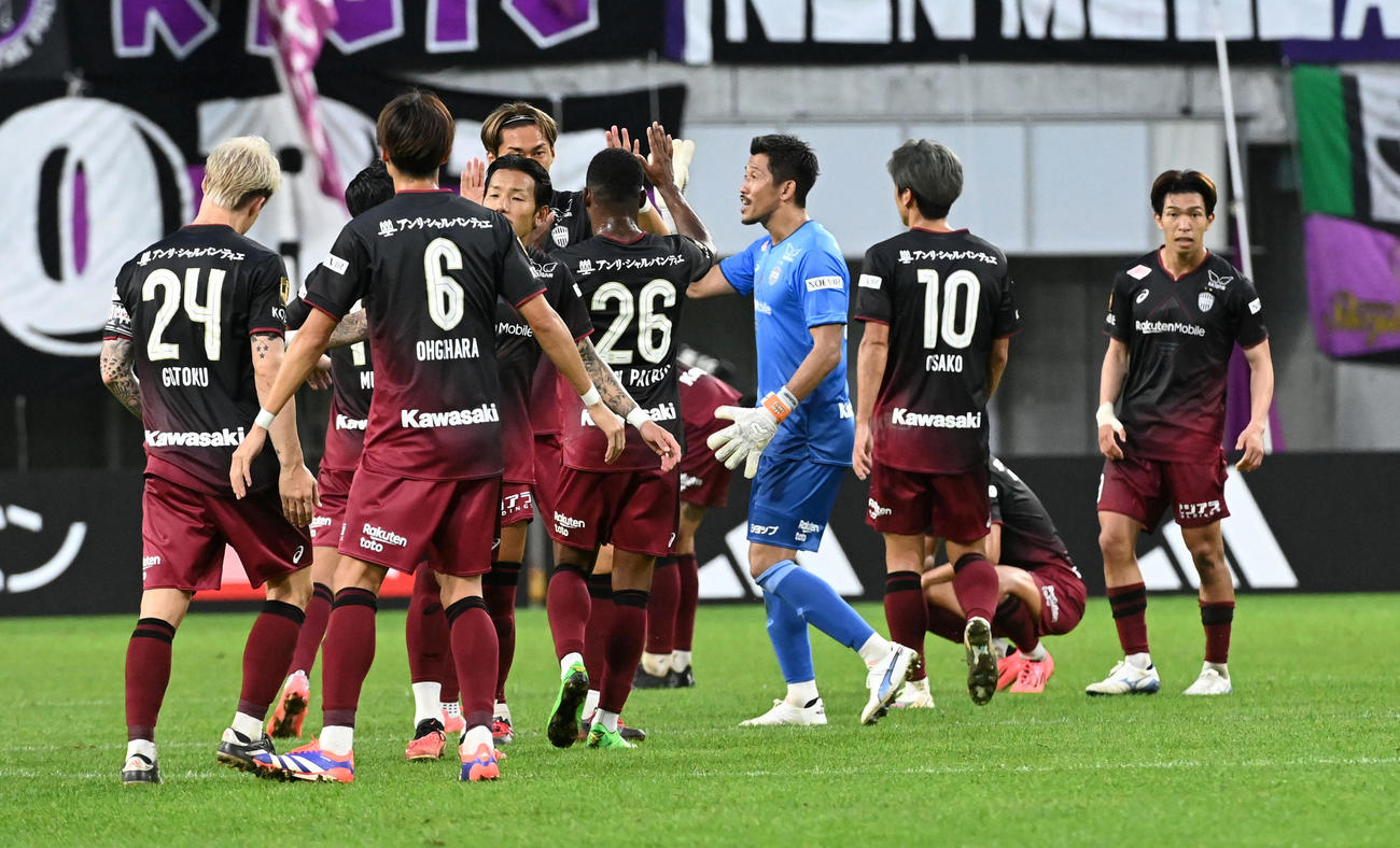 神戸対京都　京都に勝利、喜ぶ神戸イレブン（撮影・前岡正明）