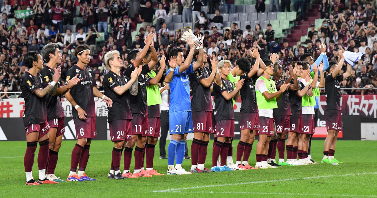 神戸対京都　サポーターに勝利の報告を行う神戸イレブン（撮影・前岡正明）