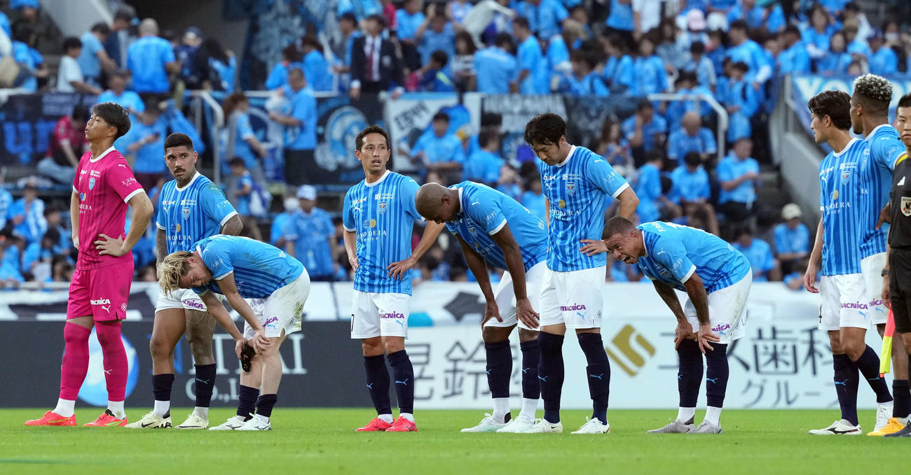 横浜FC対岡山　岡山4－2で敗れがっくり肩を落とす横浜FC（撮影・たえ見朱実）