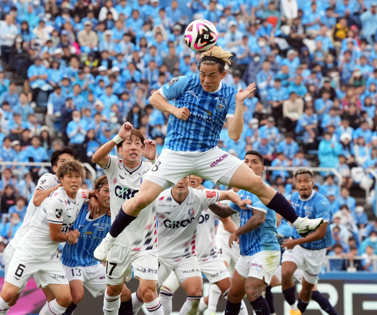 横浜FC対岡山　前半、セットプレーからゴールを狙う横浜FC山根（撮影・たえ見朱実）