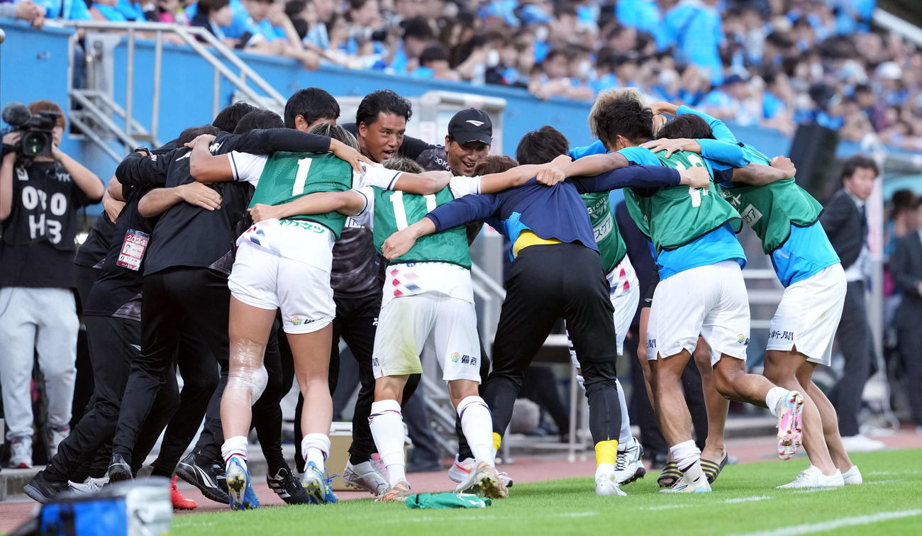 横浜FC対岡山　横浜FCに勝利し喜ぶ岡山イレブン（撮影・たえ見朱実）