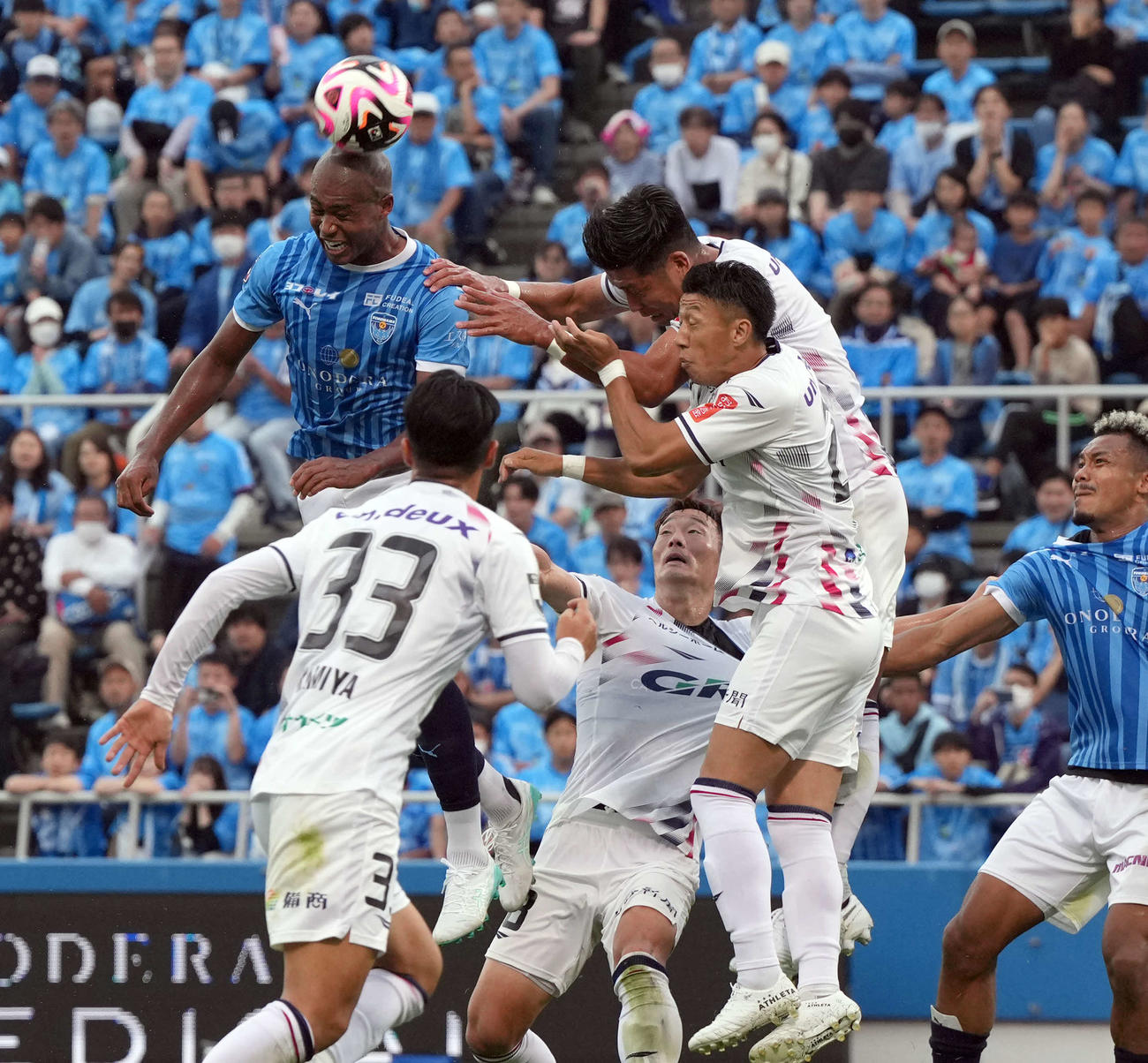横浜FC対岡山　ゴール前に攻め込む横浜FC横浜FC櫻川（撮影・たえ見朱実）