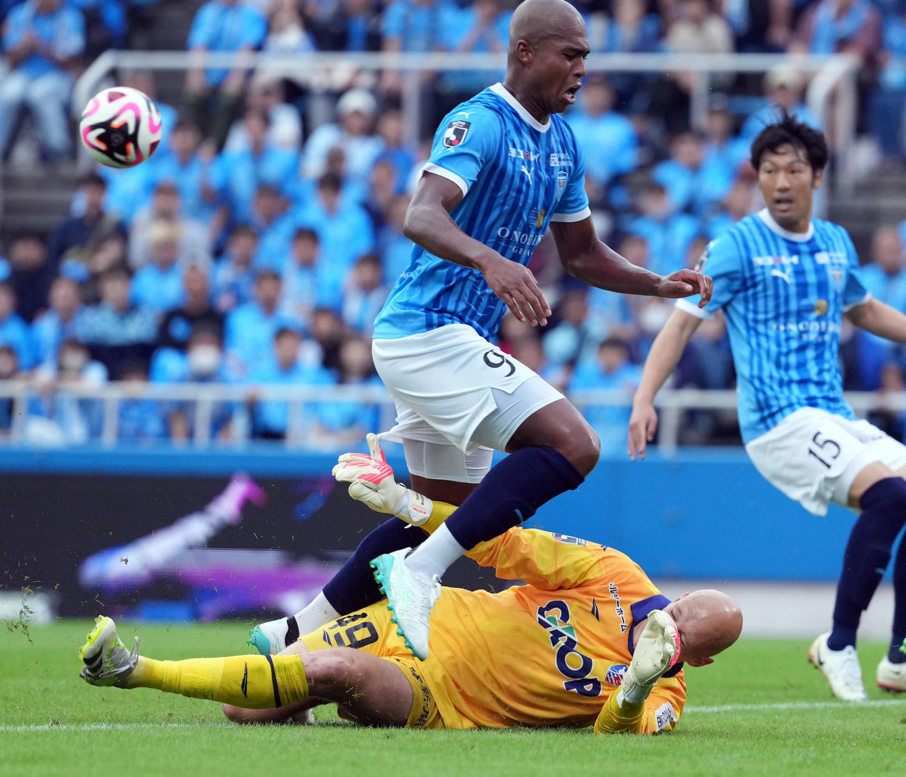 横浜FC対岡山　ゴール前に攻め込む横浜FC櫻川（撮影・たえ見朱実）