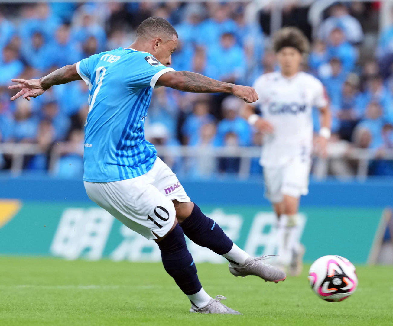 横浜FC対岡山　後半、ゴールを決める横浜FCカプリーニ（撮影・たえ見朱実）