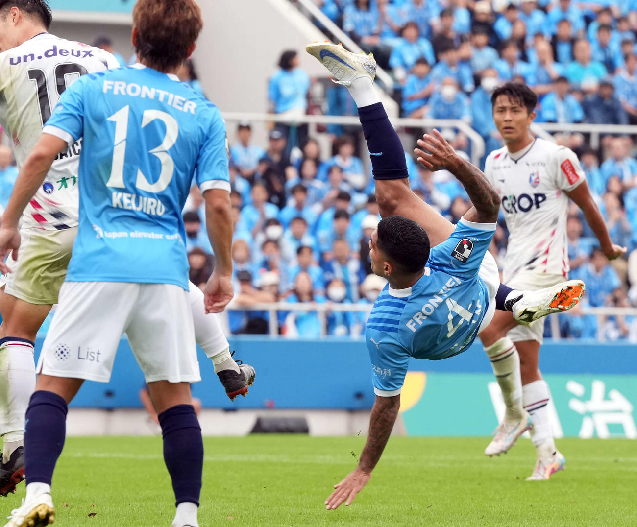 横浜FC対岡山　前半、オーバーヘッドキックでゴールを狙うンドカ・ボニフェイ（撮影・たえ見朱実）