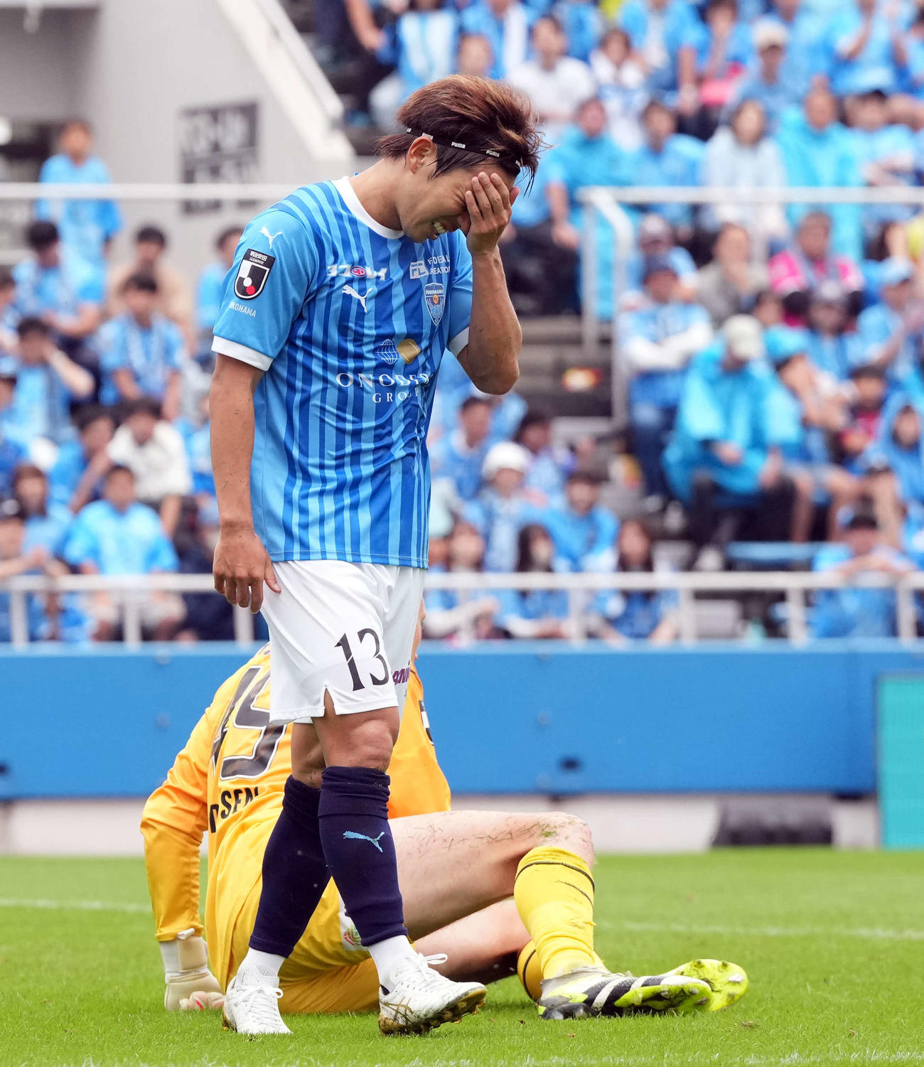 横浜FC対岡山　前半、ゴールを外し悔しがる横浜FC小川（撮影・たえ見朱実）
