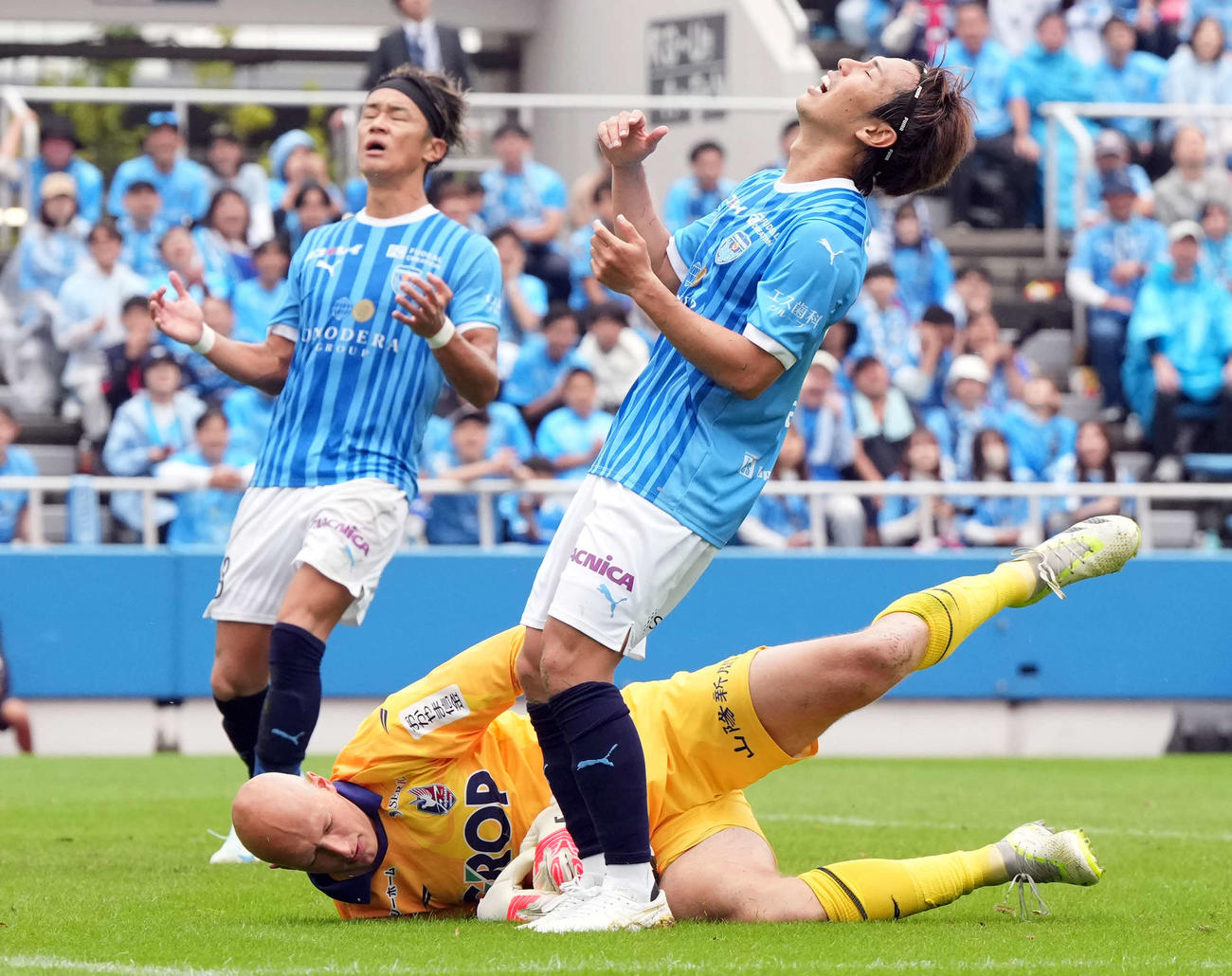 横浜FC対岡山　前半、ゴールを外し悔しがる横浜FC小川（撮影・たえ見朱実）