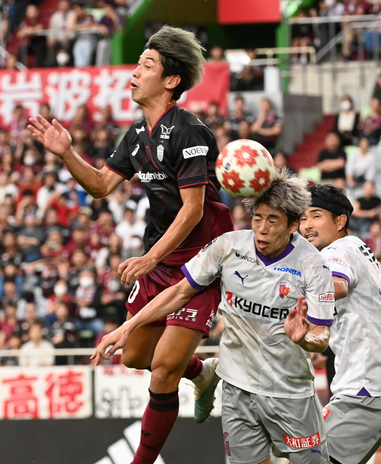 神戸対京都　後半、後半、ヘディングで競り合う神戸大迫（左）と京都宮本（撮影・前岡正明）