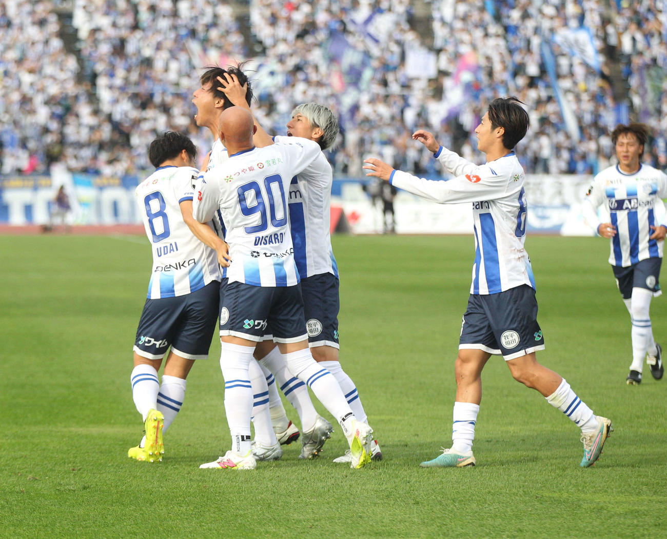 先制ゴールを決め、ほえる山形・DF城和隼颯と選手ら（撮影・高橋香奈）