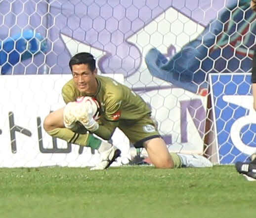 山形対熊本　気迫のセーブをみせる山形GK後藤（撮影・高橋香奈）