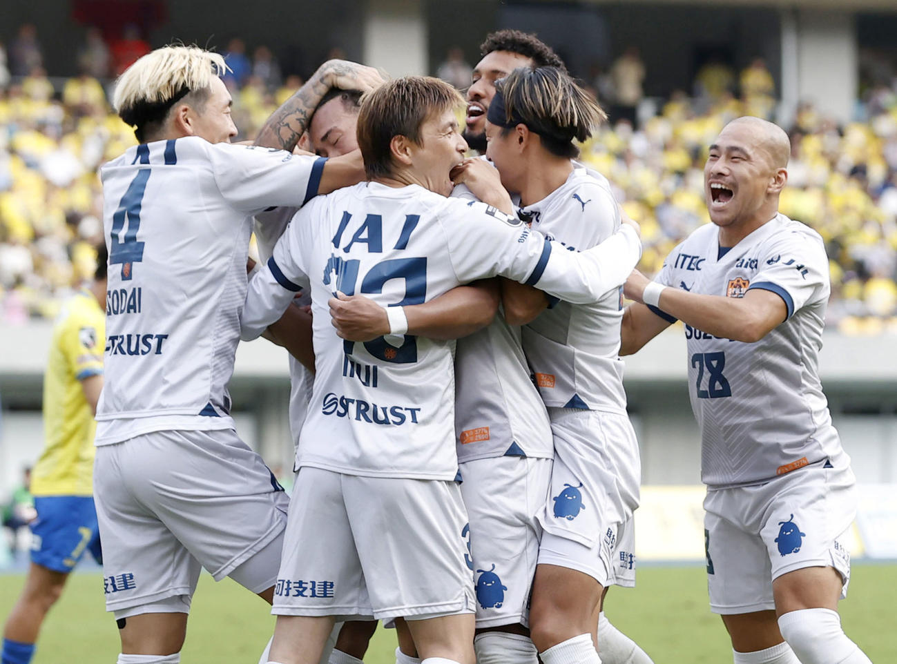 栃木対清水　後半、住吉（中央奥）が決勝ゴールを決め、大喜びの清水イレブン。3季ぶりのJ1復帰を決めた（共同）