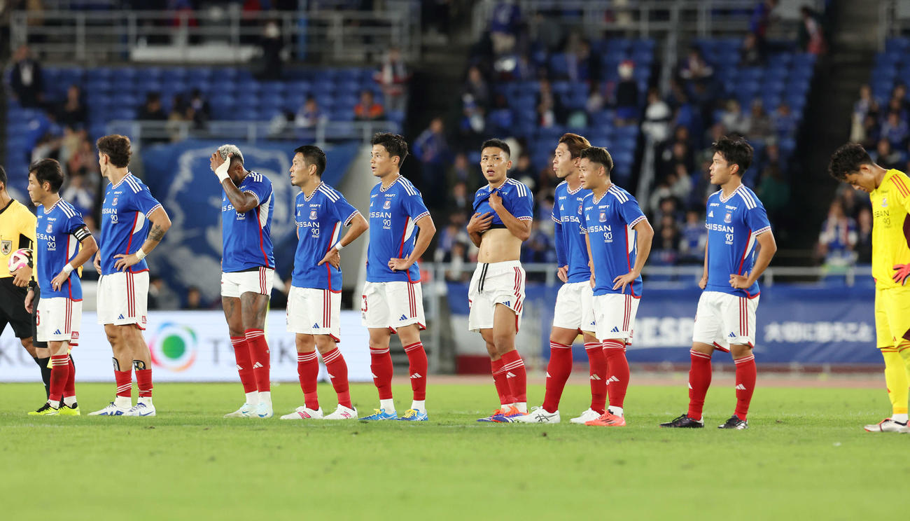横浜対浦和　引き分けに終わり肩を落とす横浜の選手たち（撮影・宮地輝）