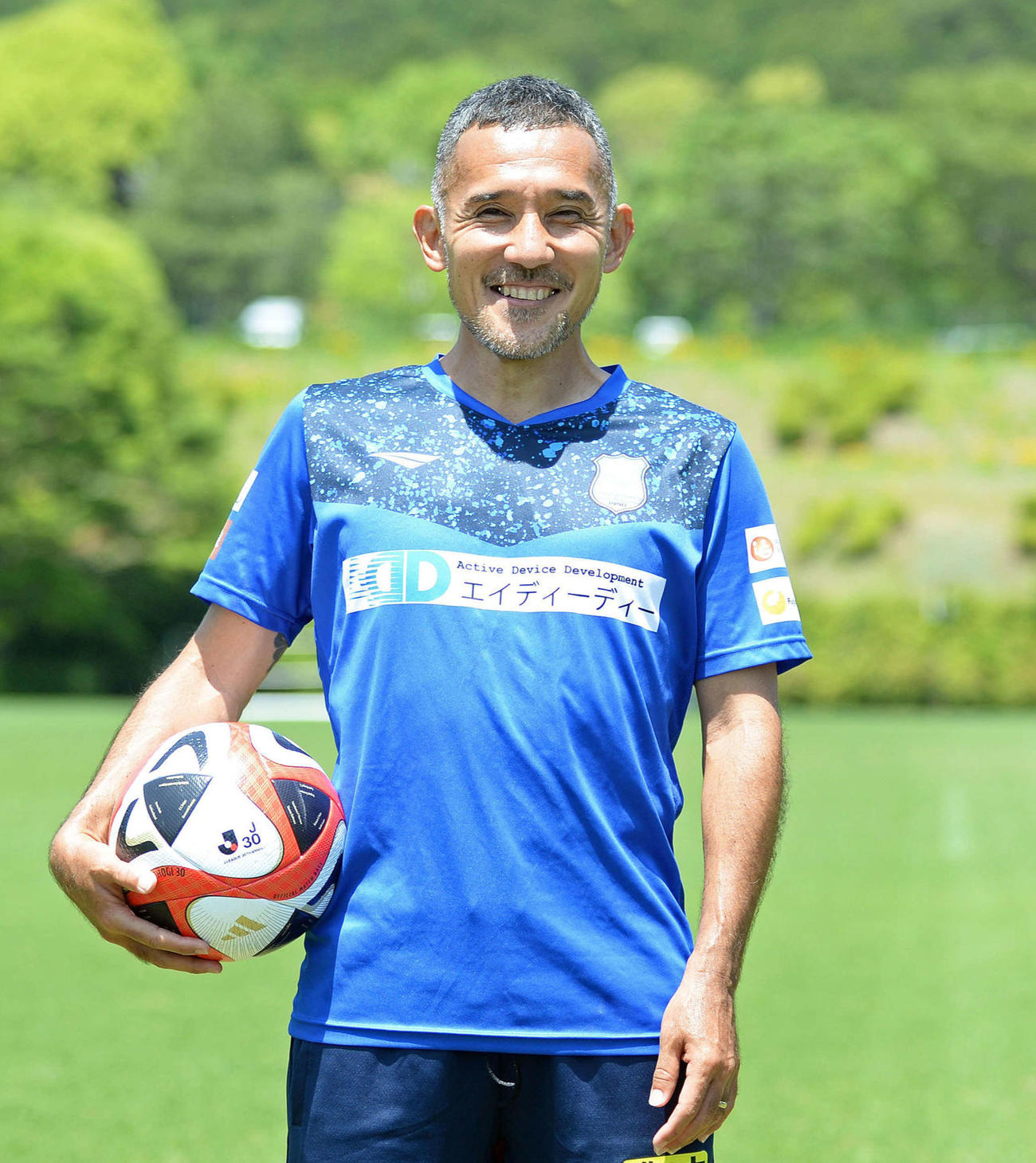 Jリーグ30周年記念球を持って笑顔を見せる沼津伊東