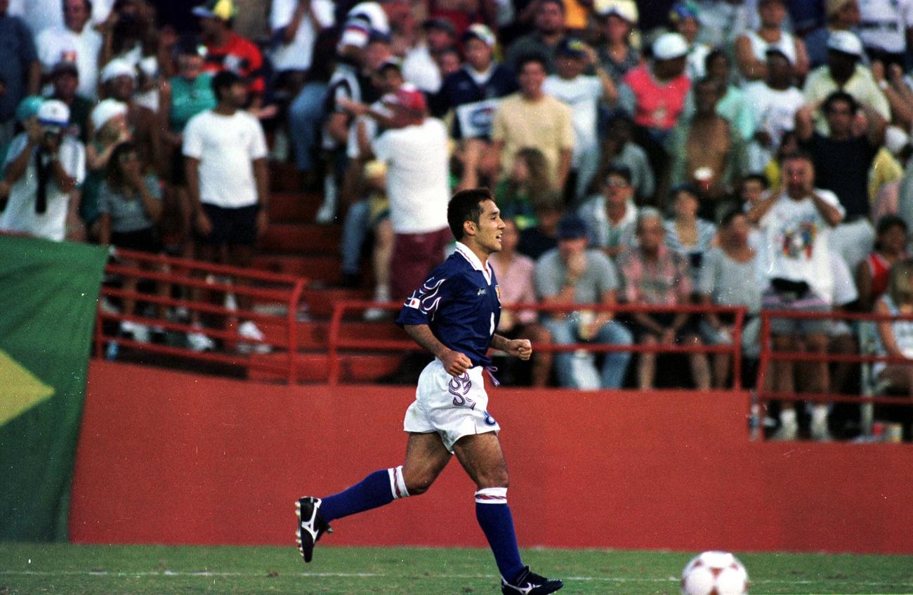 アトランタ五輪・サッカー男子予選リーグ　日本対ブラジル　後半27分、決勝ゴールを決めた伊東輝悦＝1996年7月21日、米国・フロリダ州マイアミのオレンジボウルスタジアム