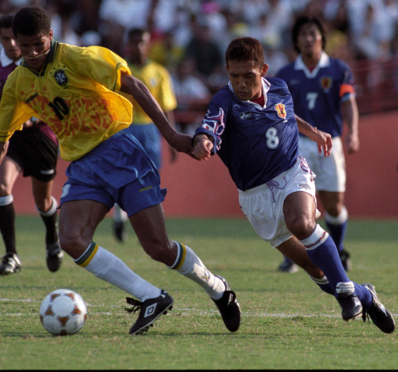 1996年7月22日、アトランタ五輪サッカー日本対ブラジル　リバウドと競り合う伊東輝悦