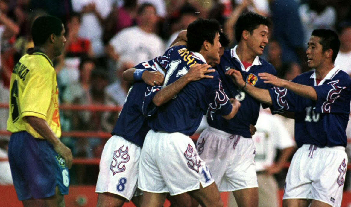 1996年7月、ブラジル戦の後半27分、決勝ゴールを決め喜ぶ、左2人目から伊東輝悦、路木龍次、鈴木秀人、遠藤彰弘。左端はロベルト・カルロス