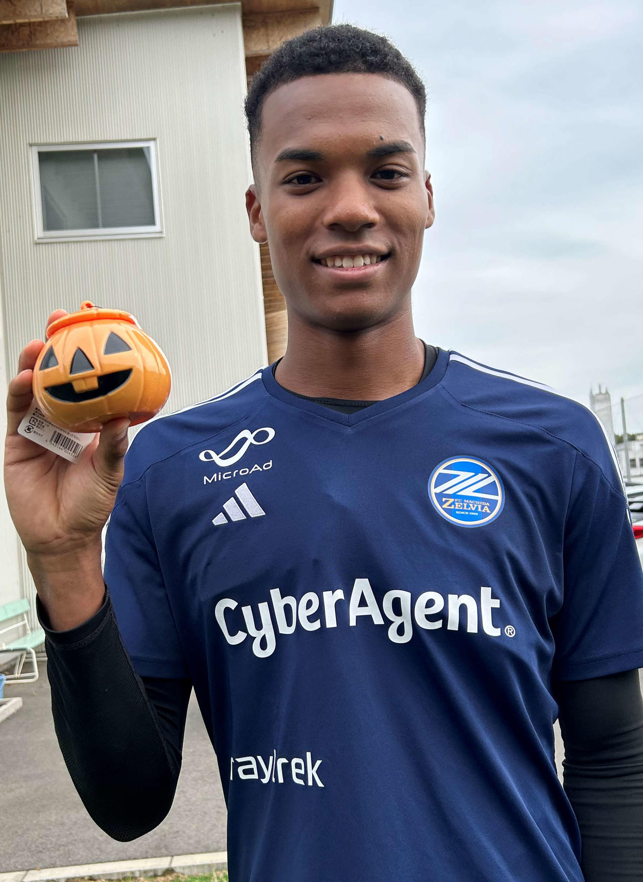 ハロウィーンのアイテムを手にポーズを取る町田DF望月ヘンリー海輝
