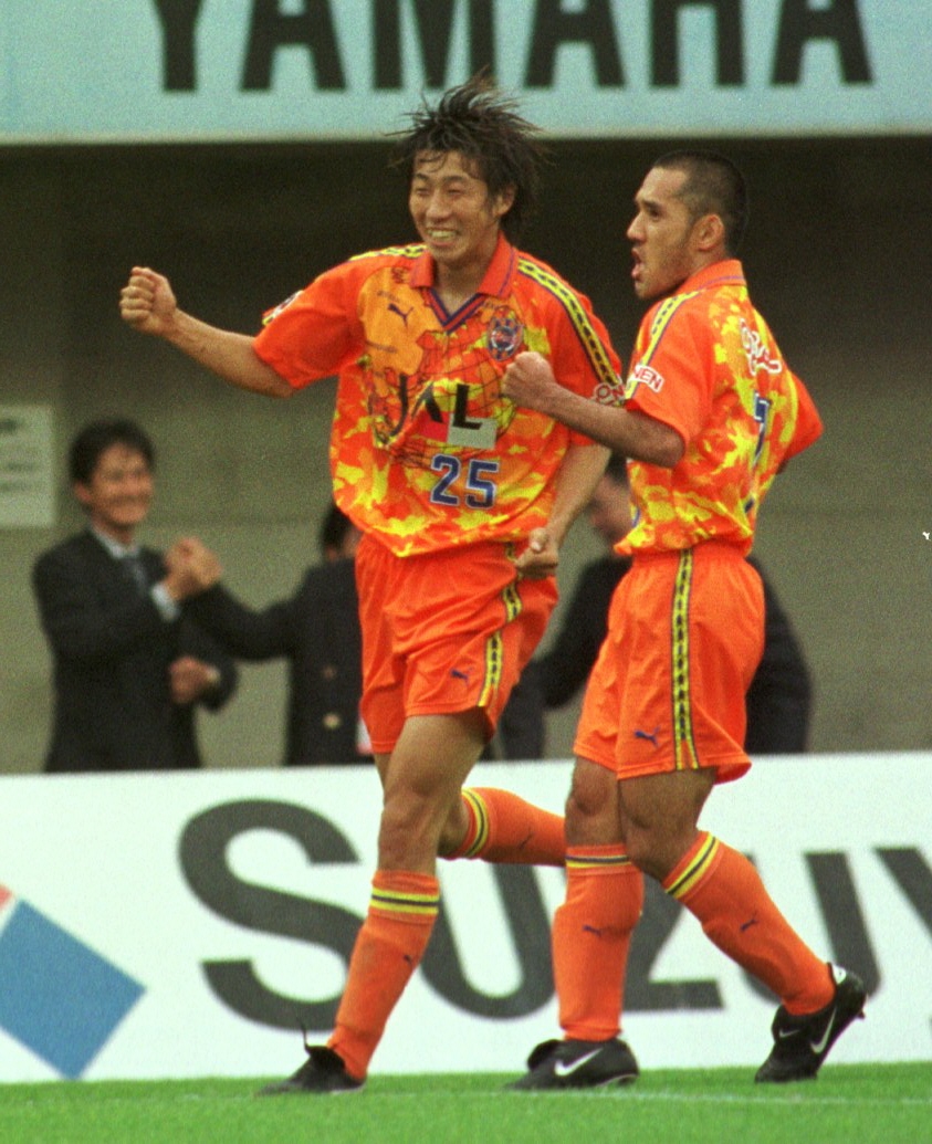 00年5月、磐田戦でゴールを決めた清水伊東輝悦は市川大祐とガッツポーズ