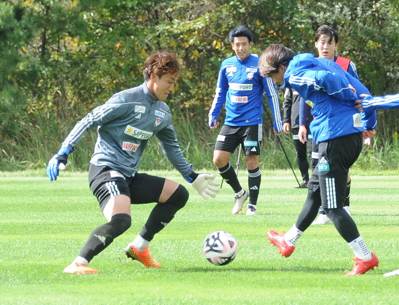10月20日、練習でシュートをブロックする新潟GK西村（左）
