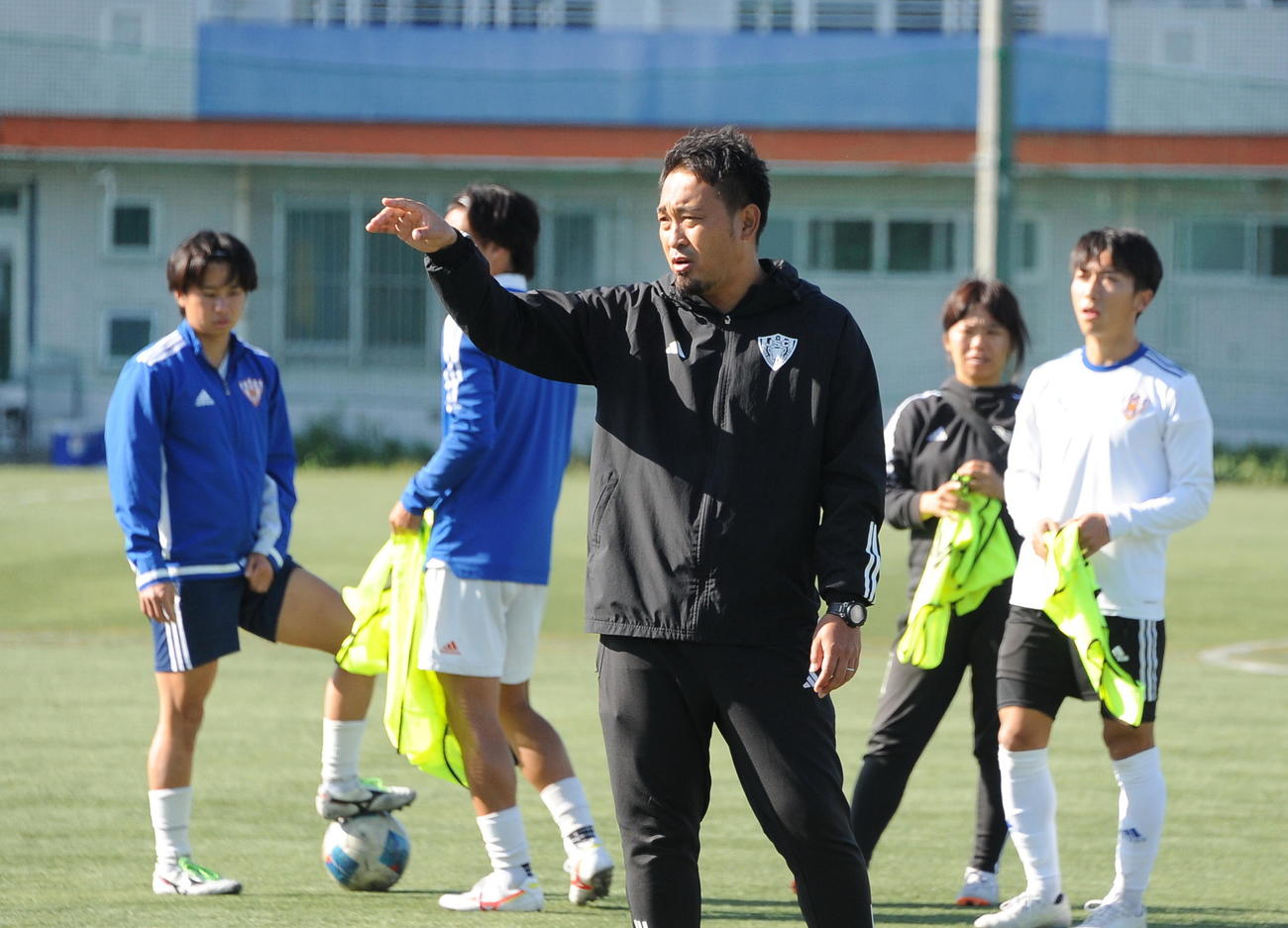選手に指示を出すJAPANサッカーカレッジ金子監督（中央）（撮影・小林忠）