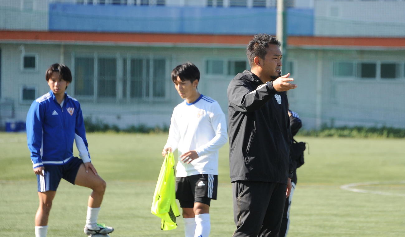 選手に指示を出すJAPANサッカーカレッジ金子監督（右）（撮影・小林忠）