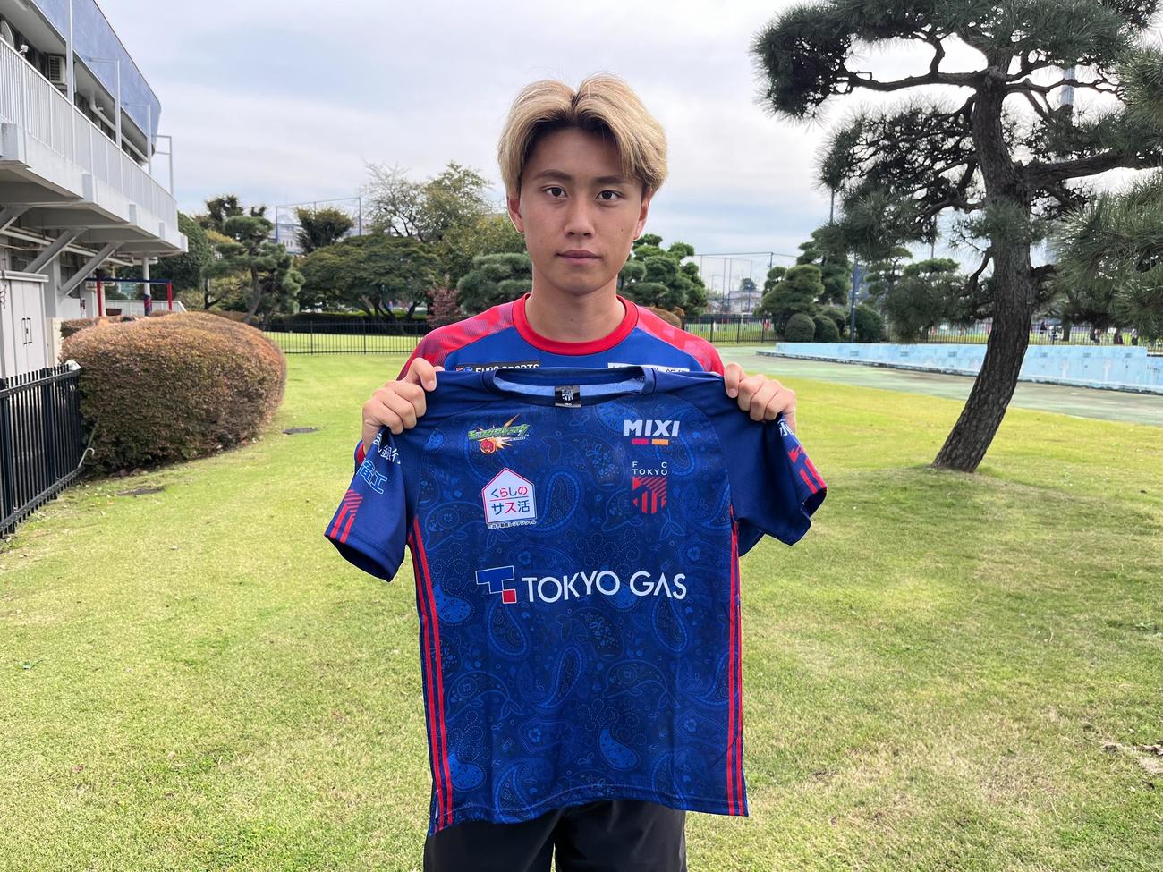 東京が3日の湘南ベルマーレ戦で実施するイベント「NO PLANET，NO TOKYO」のオリジナルキッズTシャツを手にする荒木遼太郎（（C）FC TOKYO）