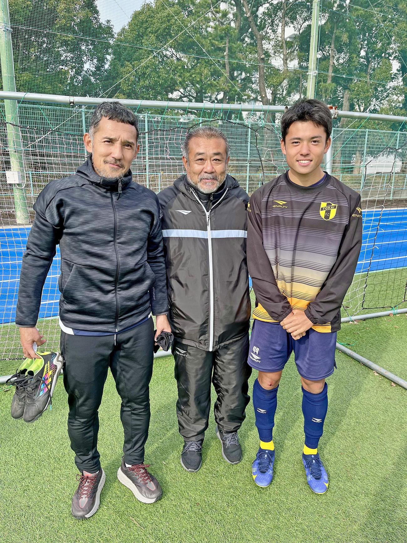 今年1月の初蹴りで記念撮影する、左から伊東、佐野元監督、伊東の長男・昊輝
