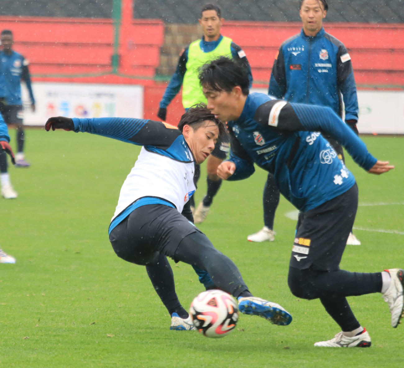 C大阪戦に向けて練習する札幌近藤友喜（左）。右は原（撮影・保坂果那）