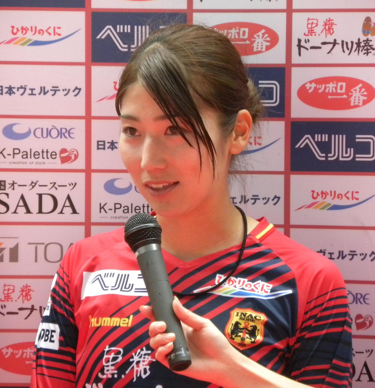 INAC神戸入団後初めてのヒロインインタビューを受けるＦＷ仲田歩夢（2018年5月6日）