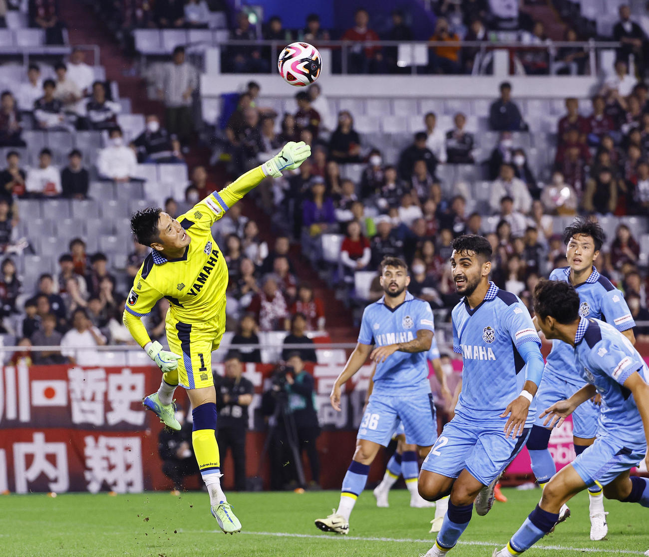 神戸対磐田　前半、パンチングする磐田GK川島（撮影・藤尾明華）