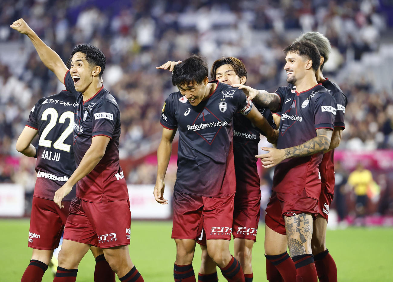 神戸対磐田　後半、ゴールを決め祝福される神戸山川（中央）（撮影・藤尾明華）