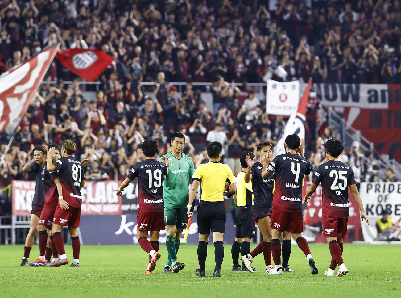 神戸対磐田　磐田に勝利し、神戸イレブン（撮影・藤尾明華）