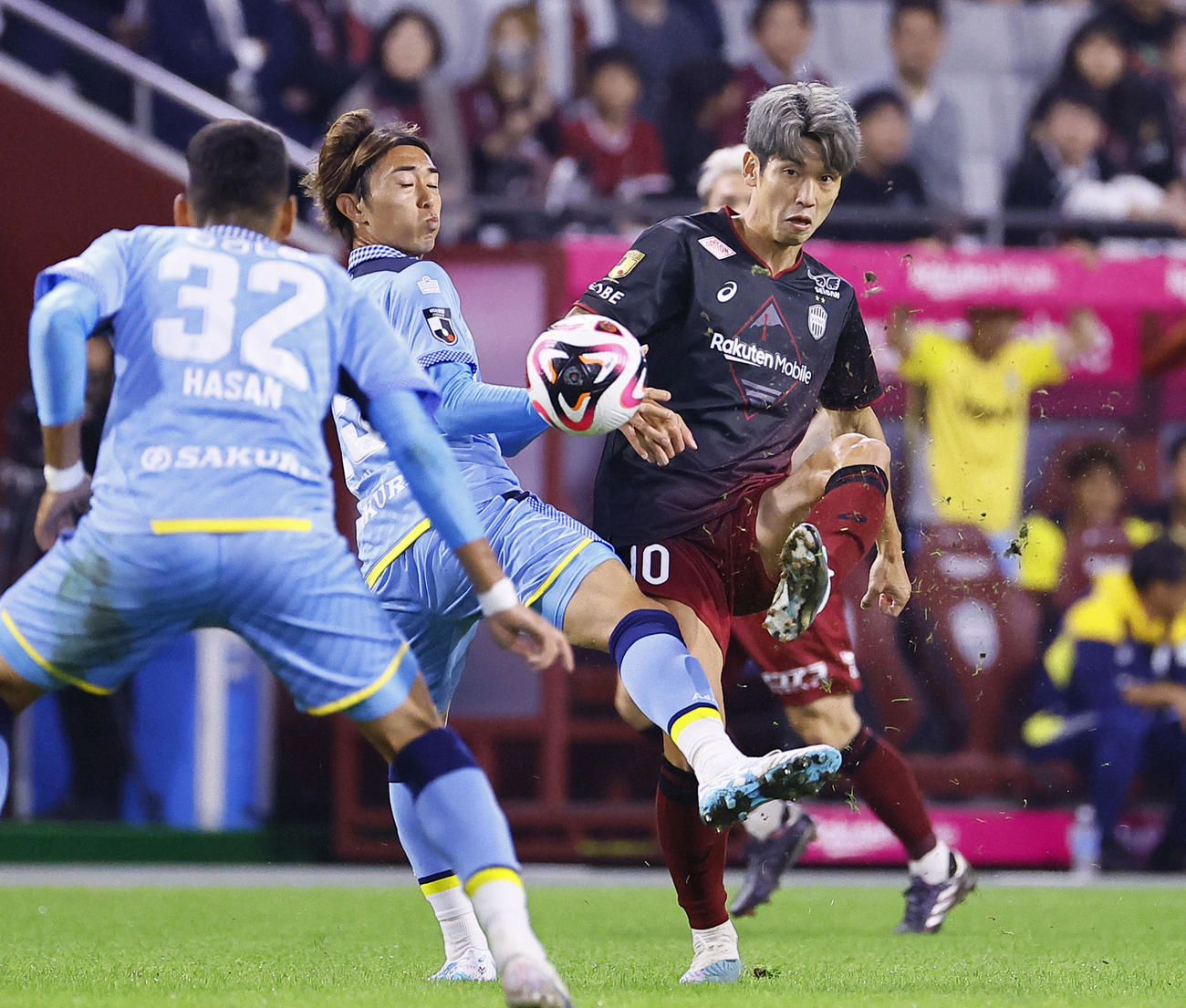 神戸対磐田　前半、パスを出す神戸大迫（撮影・藤尾明華）