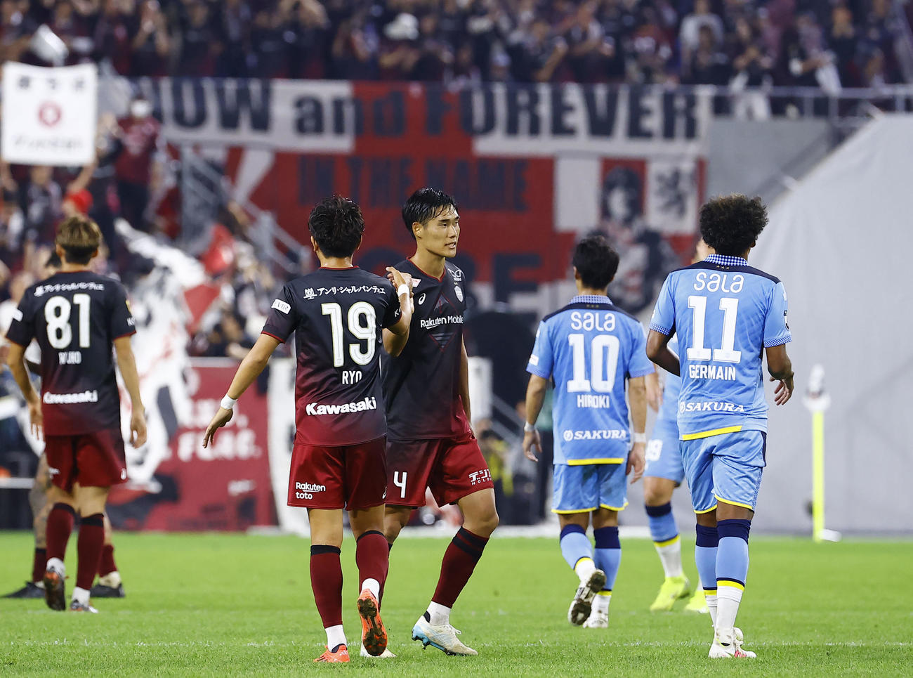 神戸対磐田　磐田に勝利し、タッチを交わす神戸山川（中央）（撮影・藤尾明華）