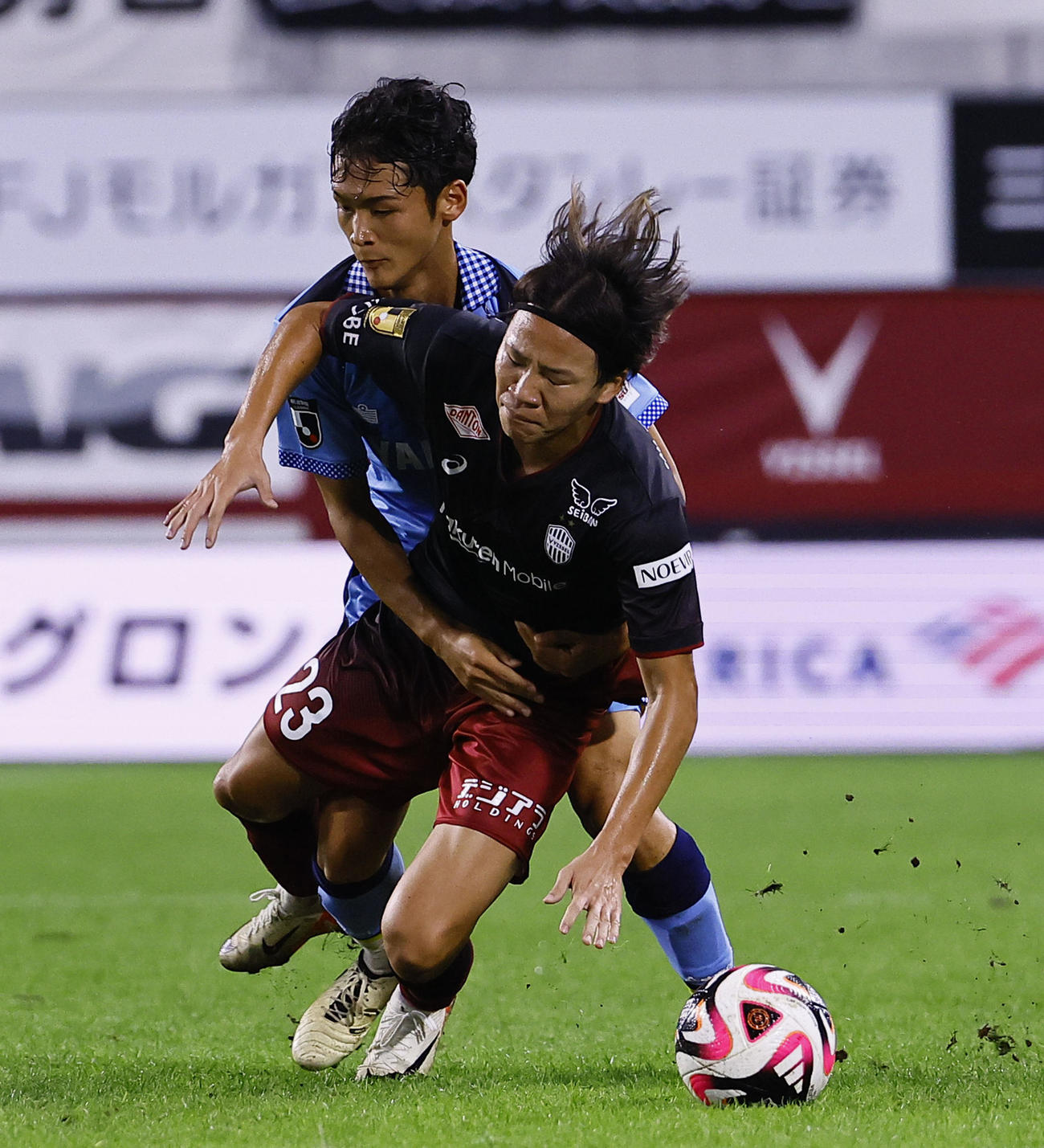 神戸対磐田　前半、ファウルを受ける神戸広瀬（撮影・藤尾明華）